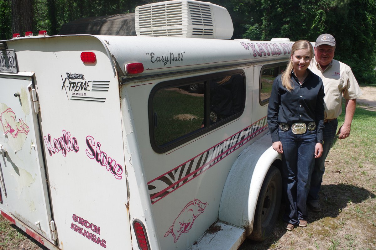 ArFB's tweet photo. Kaylie Stone has grown up around farm animals. Her drive &amp; competitive spirit has led her to raise numerous grand &amp; reserve champion animals. She has set a standard for other young people to aspire to. Learn more about Kaylie in our latest #ArkansasAgCast, https://t.co/HdUfP2yGrV https://t.co/mkkgQJ6hqA