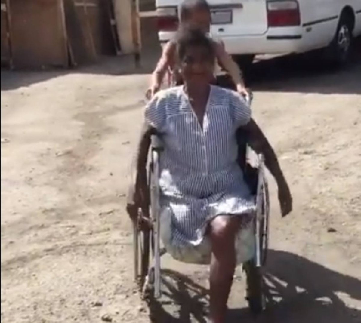ElNacionalWeb's tweet photo. [VIDEO] La alegría de una señora en Venezuela al recibir silla de ruedas donada desde EE UU https://t.co/jiWeyrvGjV  https://t.co/QGAxtvY9KH