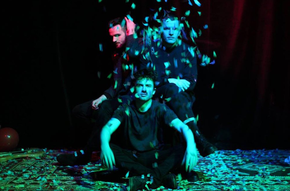 The lead single from <a href="/ohjoyohjoyohjoy/">OH JOY</a>'s new EP disconcerts while remarkably owning its epic/intense/intimate production. A lavishly melancholy slow dance of dark humour ensues - <a href="/soundsanctum/">William Wolstenholme</a> reviews.

bittersweetsymphonies.co.uk/2018/06/09/tra…