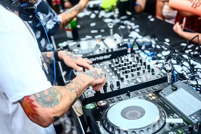 ARE YOU READY??? Estamos de OPENING PARTY en <a href="/kokunoceanclub/">Grupo kokun</a> COMENZAMOS!! 🌴💥☀️🌊🔥
🔥
🔥
#mambowbylescastizos #weback #mambow #lescastizos #Málaga #music #dj #girl #boy #party #nice #dance #summer #djs #fashion #beach #summer #sun #love #club #kokunoceanclub