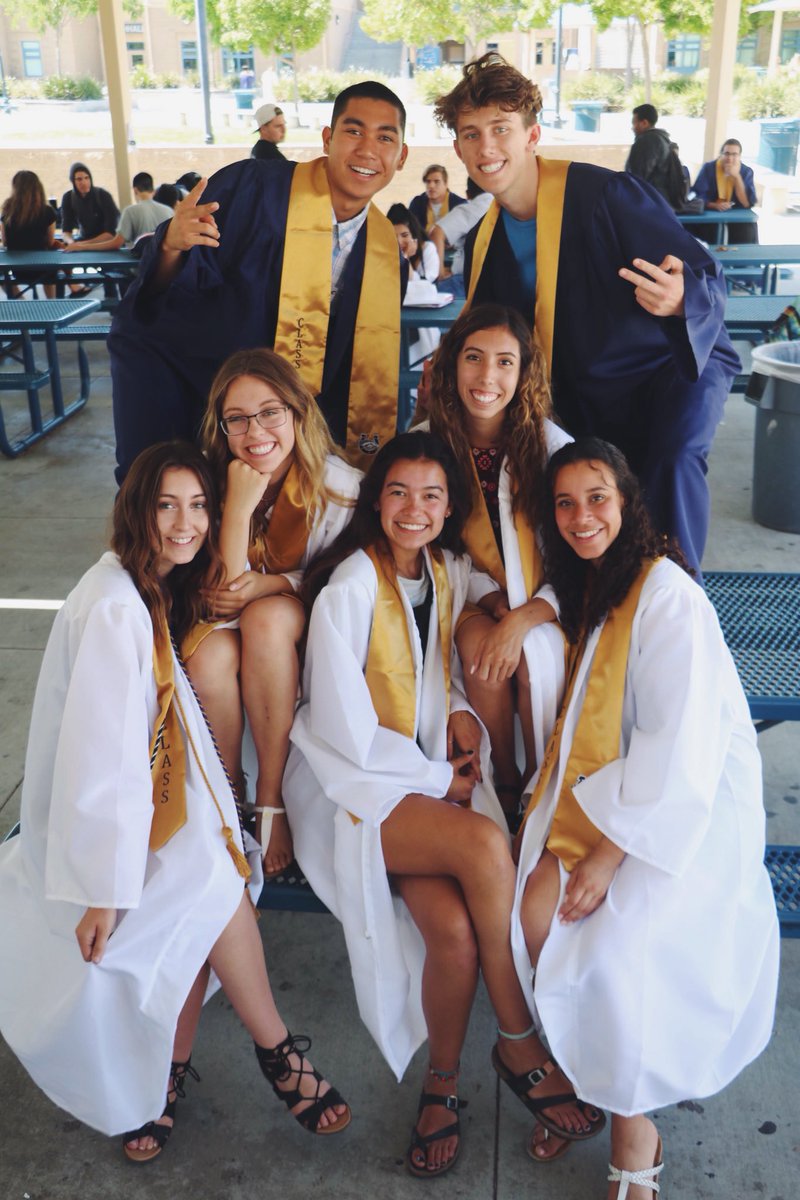 emileeemaee123's tweet photo. My people 💙🎓 https://t.co/VoB9D3I7v9