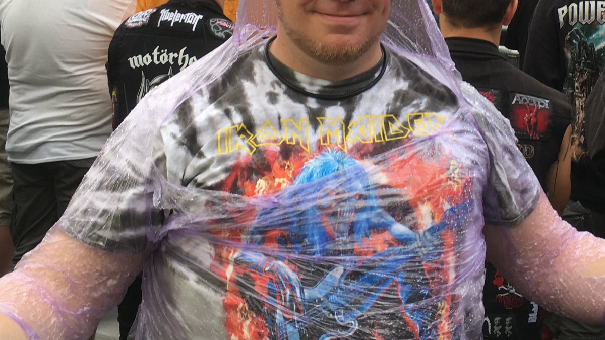 musketeer54's tweet photo. Irgendwie haben die Chinesen bei den 10-Stück-für-3€-inklusive-Porto-Ponchos die falsche Größe geliefert... #RAV2018 https://t.co/AE9aEbr5at