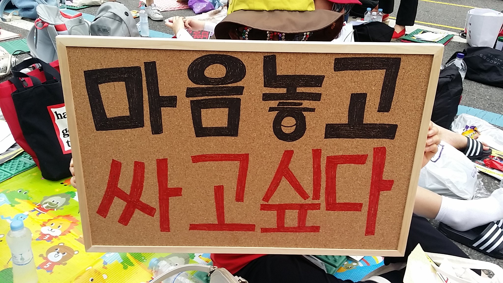 Hawon Jung on X: More banners from S.Korean women's historic protest  against molka (spycam porn) crimes 1: Wanna shit with my guard down 2:  Which one of the following men should be