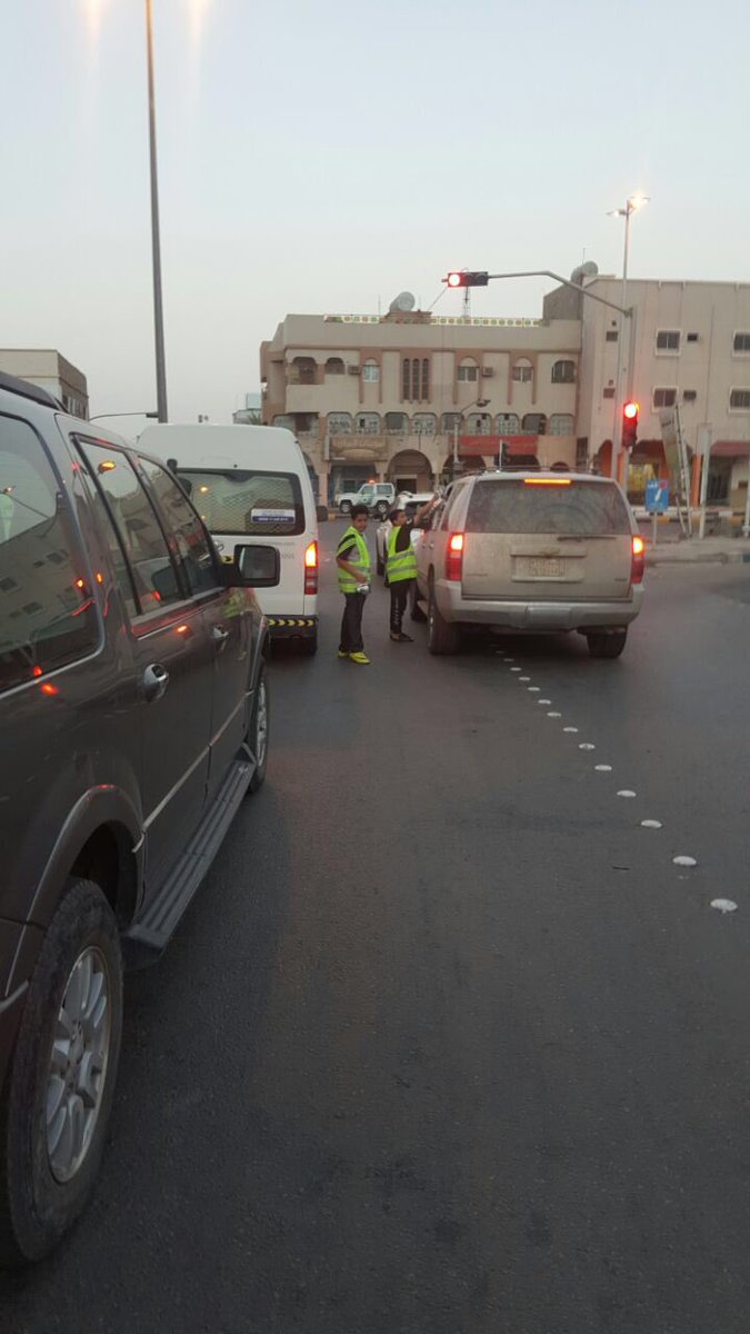 VolunteerismT's tweet photo. بدعم من فاعل خير قام #براعم_فريق_الخير_التطوعي بتوزيع وجبات افطار صائم في اشارة الحزام اعاننا ال��ه وإياكم على فعل الخير  💖🕊. https://t.co/RoGTvKyuZD