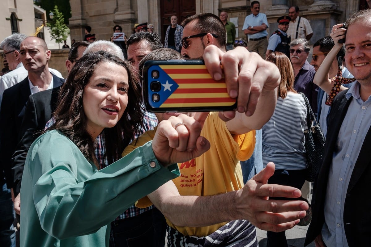 Bona tarda <a href="/InesArrimadas/">Inés Arrimadas</a>. Gràcies per visitar el poble i fer-te un selfie amb nosaltres. #Arrimadasnomerepresenta