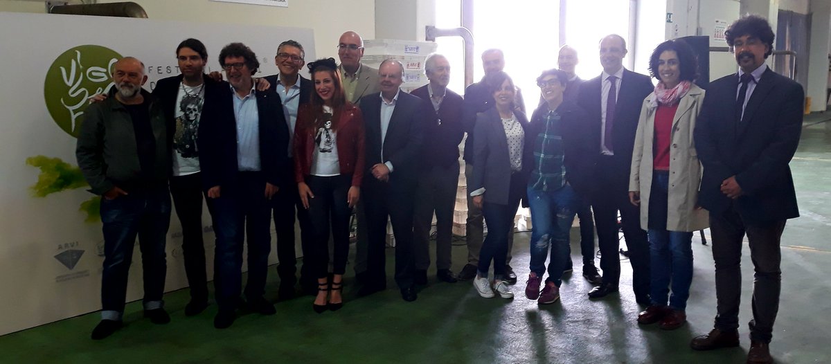 maketon's tweet photo. Escucha y comparte el programa #MAKETÓN patrocinado por #Maeloc y emitido en #LO40Vigo este Sábado 9 Junio 2018 te hablamos del #XIIMilloVerde y del #VigoSeaFestMusic #EstoyenVSF > https://t.co/i6i05BQRIk https://t.co/1Jn2rMoadP