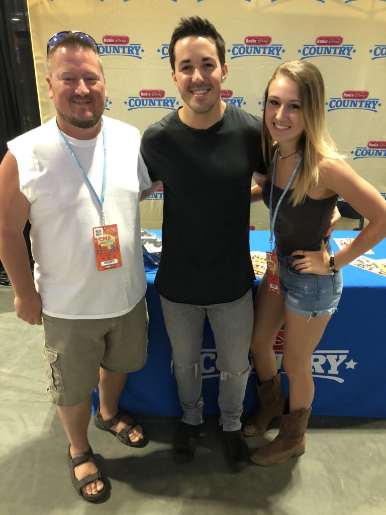 ToddCaulfield's tweet photo. Meet and greet after some great country music. Thanks @CaleDodds ! #CMAfest https://t.co/h3kSjrX6pa