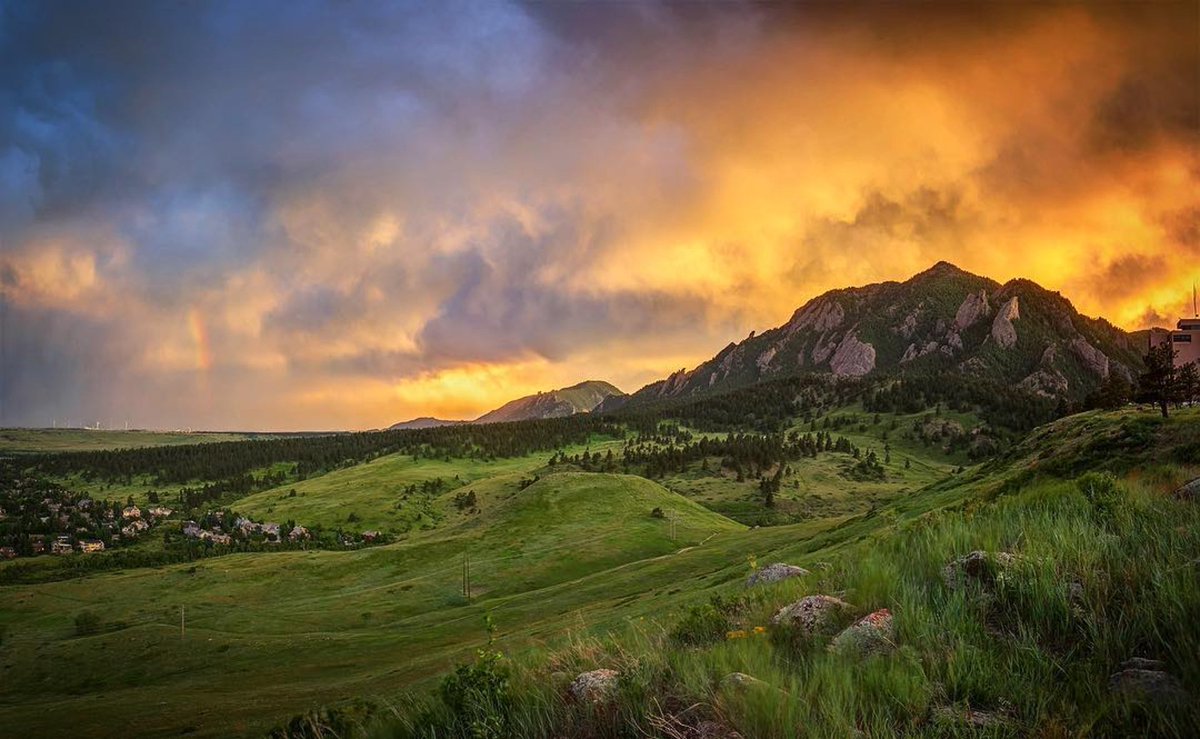 bouldercolorado's tweet photo. Sunsets this time of year are simply stunning in #Boulder. 📷: ferbozaphoto via Instagram. https://t.co/wVaDp9zuIH