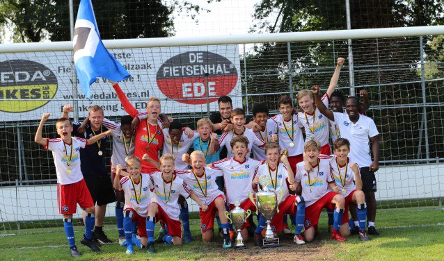 EdeStad's tweet photo. Eerste internationale winnaar voor Rabobank Tournament U13 LUNTEREN Het Rabobank Tournament U13 is zaterdag gewonnen door het Duitse HSV. Het voetbaltoernooi in Lunteren beleefde haar 24e editie en had een deelnemersveld dat bestond uit... https://t.co/L9Zwek1uW4 https://t.co/mAldyarsHw