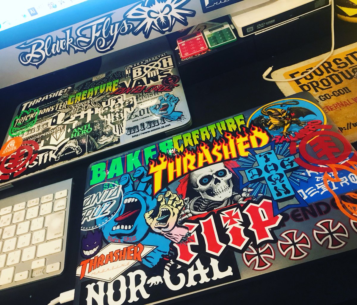 Macbookには愛用のサービスのステッカーを貼るのが流行っているらしいので貼ってみた これはこれで 俺も愛用してる Togetter