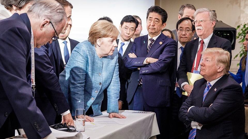 ProudSocialist's tweet photo. The leader of the free world confronting the illegitimate president of the United States. https://t.co/jF4n3zV9Uw