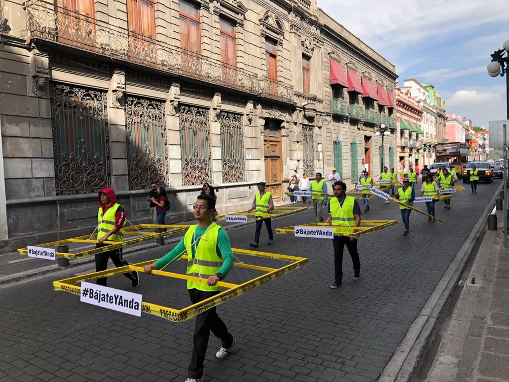 Cletofilia's tweet photo. Colectivos en Puebla realizaron esta mañana la acción #BajateYAnda para demostrar el espacio que utiliza una persona al viajar sola en automóvil. https://t.co/09aBCgUa88