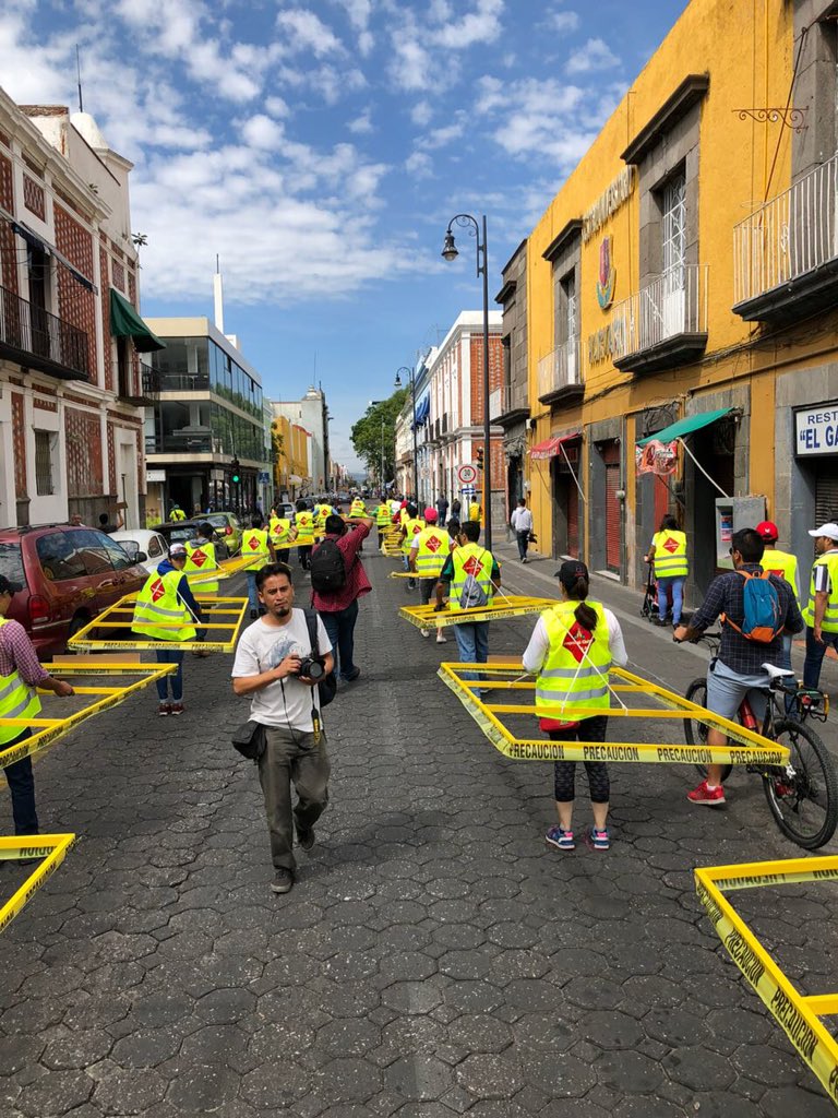 Cletofilia's tweet photo. Colectivos en Puebla realizaron esta mañana la acción #BajateYAnda para demostrar el espacio que utiliza una persona al viajar sola en automóvil. https://t.co/09aBCgUa88