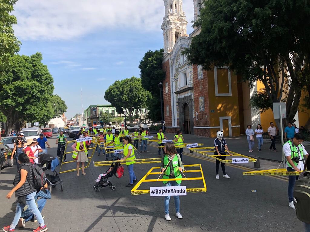 Cletofilia's tweet photo. Colectivos en Puebla realizaron esta mañana la acción #BajateYAnda para demostrar el espacio que utiliza una persona al viajar sola en automóvil. https://t.co/09aBCgUa88