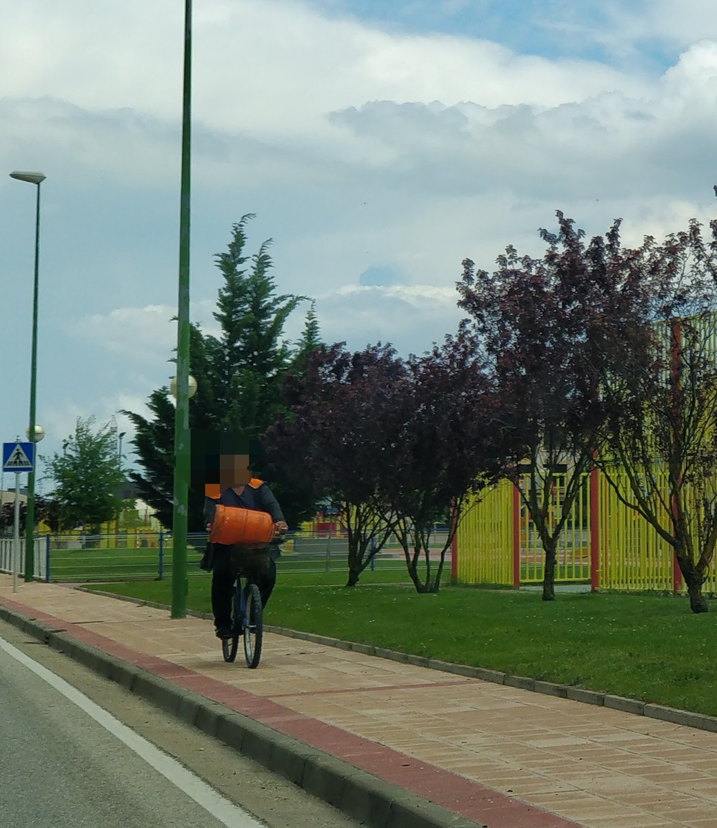 Hasta el #butanero ha cambiado por un medio de transporte más ecológico como la #bicicleta en #Burgos