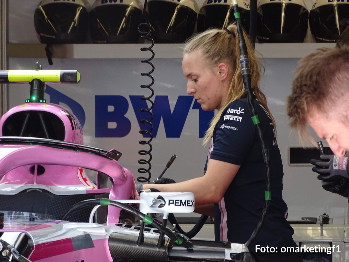 ElPitWall's tweet photo. Emilie poniendo a punto desde temprano el monoplaza de @SChecoPerez para la FP3 y #Quali del #CanadianGP fantástico que @ForceIndiaF1 nos enseñe a todos en #F1 dando trabajo a chicas en donde normalmente no las veíamos 👏 #womenempowerment 
#womeninmotorsport https://t.co/DFs4veasNP