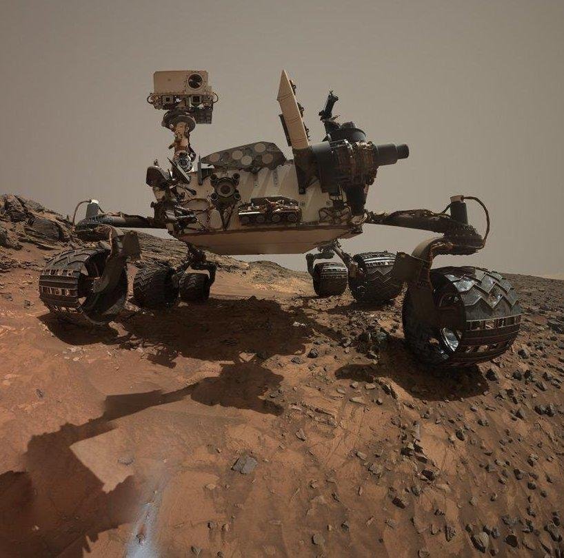 spacethnews's tweet photo. รู้หรือไม่ว่ายาน Curiosity นั้นถ่ายเซลฟี่ตัวมันเองได้ด้วยการใช้กล้องที่ปลายแขนของมันถ่ายภาพหลายๆ ภาพมารวมกันเป็นภาพเดียว ดูคลิปวิธีถ่ายของมันได้ที่ https://t.co/EsHjylPTrr #CuriosityTH https://t.co/p03zn05lDp
