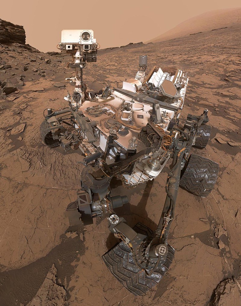 spacethnews's tweet photo. รู้หรือไม่ว่ายาน Curiosity นั้นถ่ายเซลฟี่ตัวมันเองได้ด้วยการใช้กล้องที่ปลายแขนของมันถ่ายภาพหลายๆ ภาพมารวมกันเป็นภาพเดียว ดูคลิปวิธีถ่ายของมันได้ที่ https://t.co/EsHjylPTrr #CuriosityTH https://t.co/p03zn05lDp