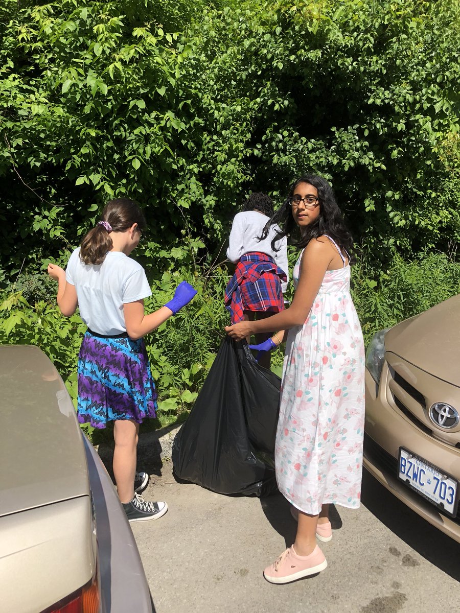 Cm2bClaudel's tweet photo. Hier, on a nettoyé notre rue Riverside Drive en face de notre école @lyceeclaudel avec @cm2_rouge et @cm2_vert. Bravo à tous ! #ecoécole #citoyenneté #communauté @ottawacity @ottawaville @franceaucanada @aefe https://t.co/oyaeQBFnPq