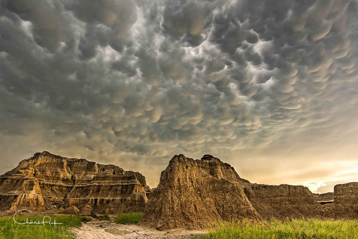 CharlesPeekWX's tweet photo. Storms left some mammatus clouds over the Badlands National Park yesterday. For The Weather Channel @AMHQ @wunderground @TevinWooten @BadlandsNPS #Cloud #SDwx #StormHour #Storm https://t.co/3go3q820Nw