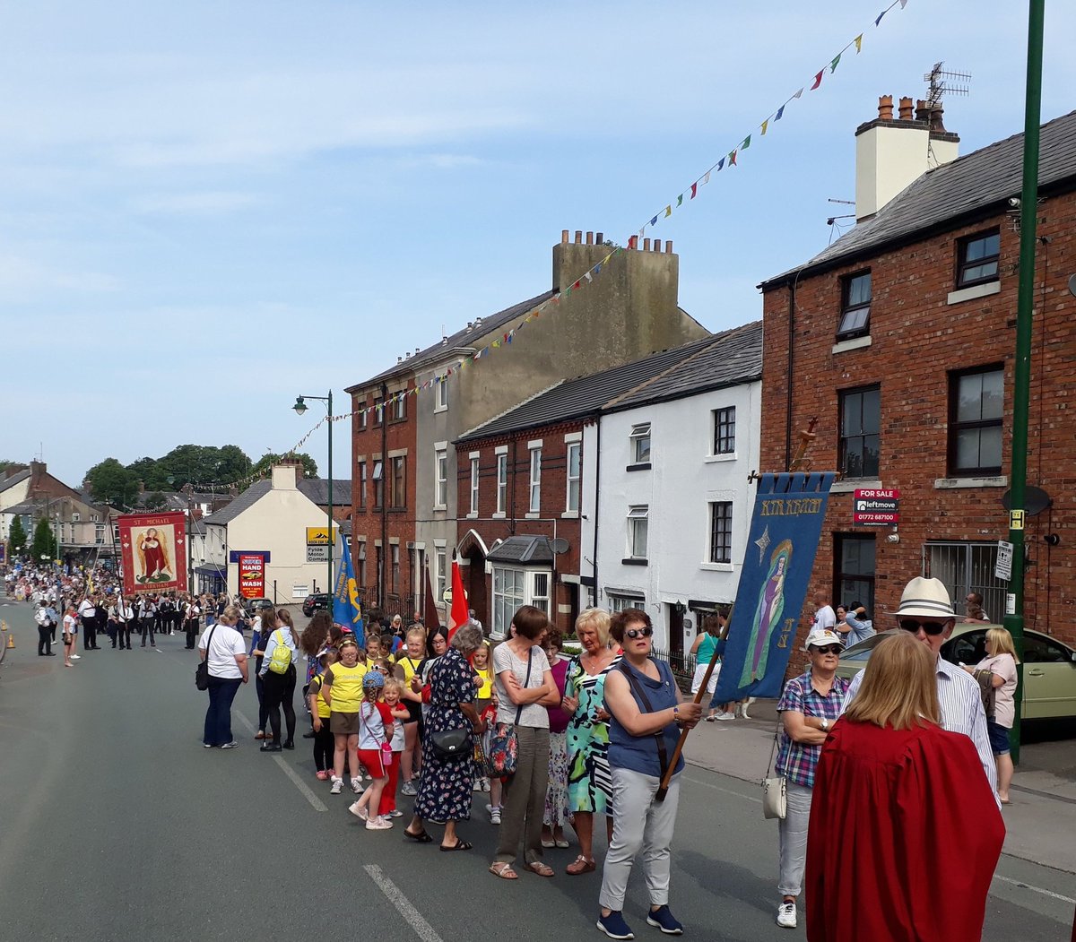 AdrianLong3's tweet photo. #KirkhamClubDay back to its sun-drenched best today after two damp years. Lovely to see the whole community of all ages out enjoying this wonderful tradition. cc @kirkhamtown @Ash_Tree_House @fyldecouncil @DiscoverFylde https://t.co/t540enyukp