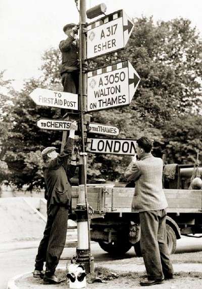 SurvivIt's tweet photo. Retweeted WW2 Tweets from 1940 (@RealTimeWWII):

All road signs are being removed from southern Britain, to confuse German parachutists when they invade. https://t.co/eQPVsA6Pcc