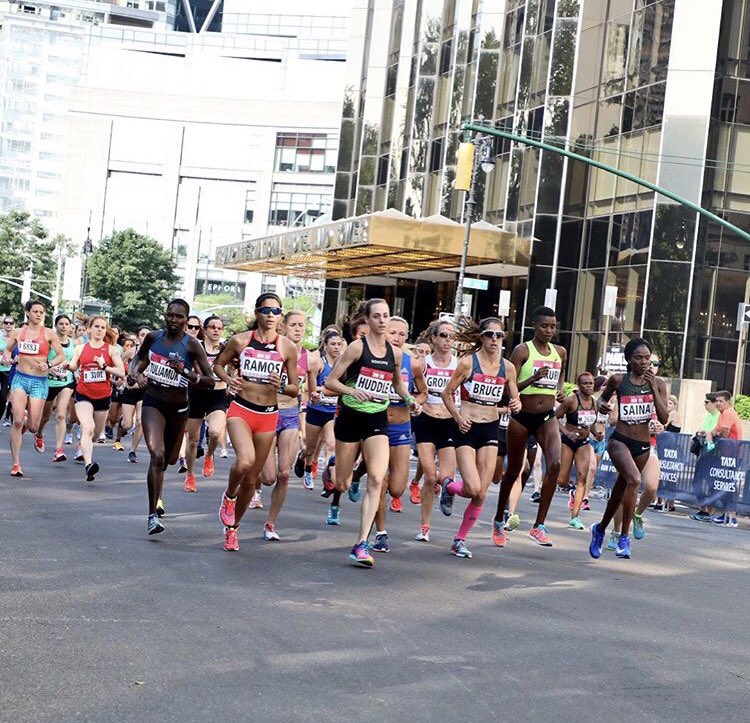 maratonespr's tweet photo. Gran carrera de Beverly Ramos hoy en el #NYMini10k, una importante carrera en NY. La boricua cruzó la meta en 33:42, llegando en la 10ma posición. En el 2016 esta había participado en ese mismo evento, en aquella ocasión hizo 33:17. La ganadora fue Mary Keitany de Kenia con 30:59 https://t.co/YXzocKJWB3