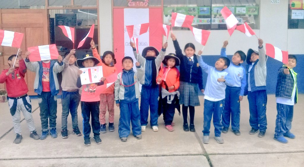 DiemerPro's tweet photo. Día de la bandera y la puerta de nuestro aula se pintó de  rojo y blanco🇵🇪🇵🇪🇵🇪 
#inthehandsofGod #happyday #goRusia #FELIZDIABANDERA
@ColAdvSicuani @MAESTROFELIZ7 https://t.co/Xz4OjocLT4