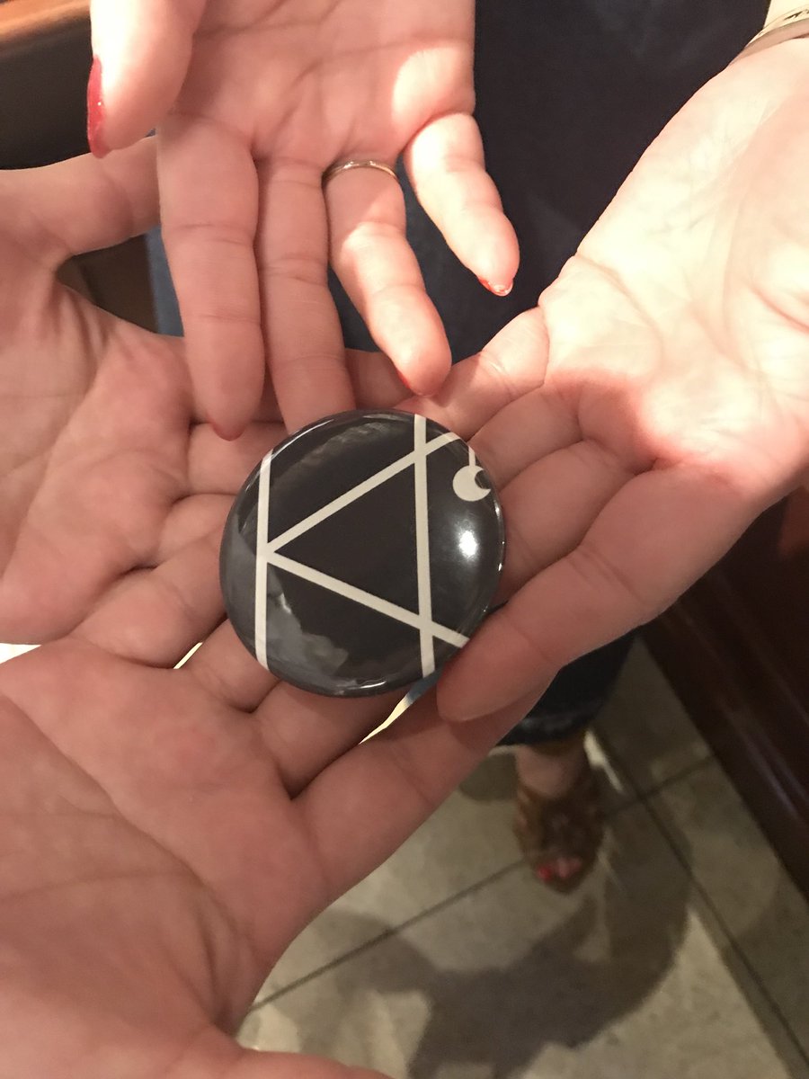 clematisholic's tweet photo. バンドロゴの缶バッチ作っちゃいました٩( 'ω' )و https://t.co/F72yugISio