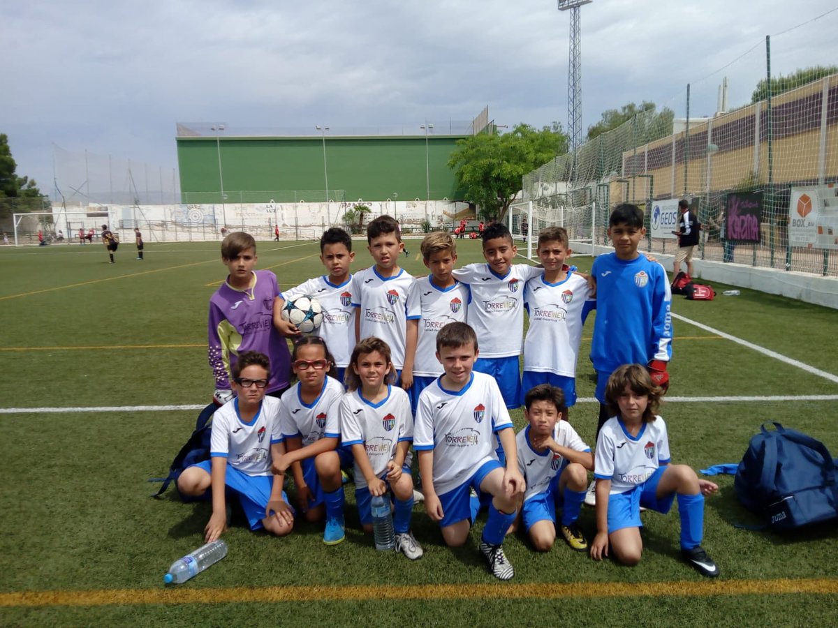 TorreviejaCF's tweet photo. Hoy nuestro equipo Benjamin D ha participado en un torneo solidario en Albatera en favor de los niños más necesitados. Cada jugador/a ha aportado un kilo de alimento. #TorreviejaCFsolidario https://t.co/DPbeCMkp6U