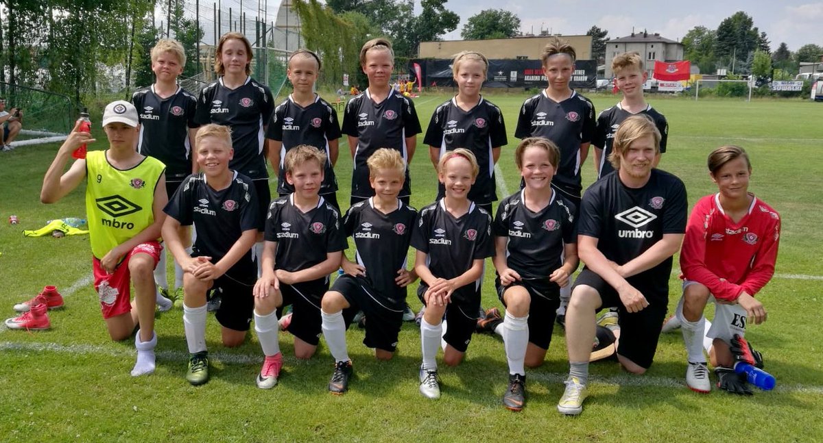 FCEspooP06's tweet photo. Pelipäivä lähellä ja kaukana. Osa sinisistä Puolassa #Grabka2018 @FCLahtiUnited riveissä ja pelaa huomenna sijoista 1-8 (3 tasuria ja 1 voitto). #Solidgearcup’ssa pelaa Valkoiset Sinisillä vahvistuksilla, tänään voitto ja 3 tappiota. Tsemppiä huomiseen kaikille ⚽️⚽️👍 https://t.co/gzIpY0BFOb