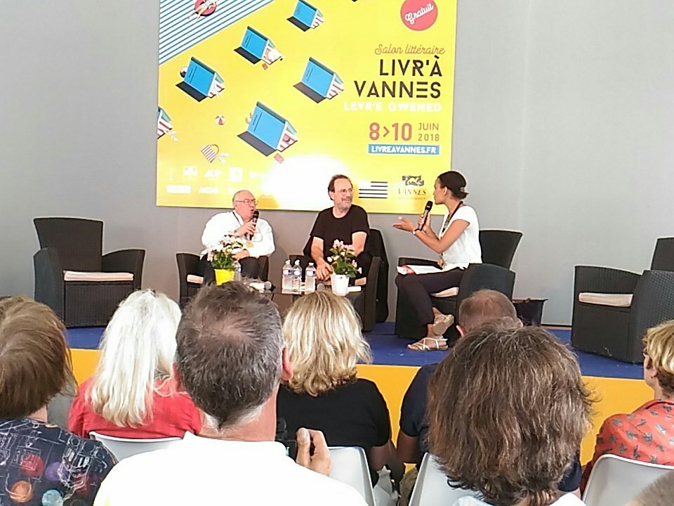 Melissa_Par's tweet photo. On continue la journée avec @Marc_Levy #vannes #livreavannes https://t.co/h3vKGCo3yL