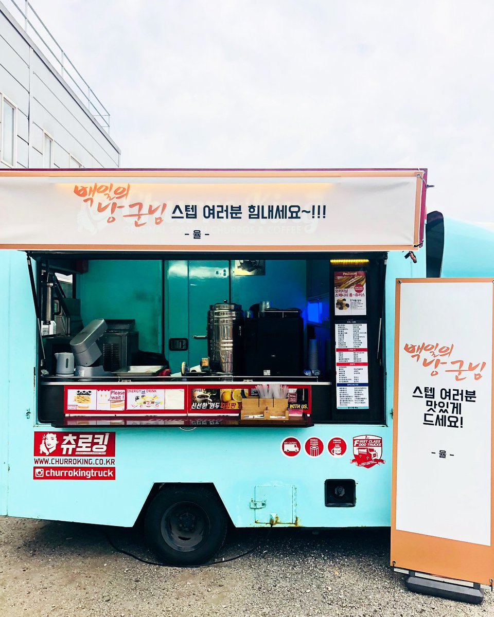DOThFanclub's tweet photo. 180609 วันนี้คยองซูส่งรถฟู้ดทรัค Churroking เข้าไปที่กองถ่ายทำละคร ‘Dear Husband of 100 Days’ ค่ะ

ข้อความป้ายบน "สต๊าฟของละคร ”Dear Husband of 100 Days” สู้ๆ นะครับ"
ข้อความป้ายข้าง "ขอให้ทานอย่างอร่อยนะครับ"
-จาก ยูล-
https://t.co/YFgpyflxzR https://t.co/GwZ4RkoGxq