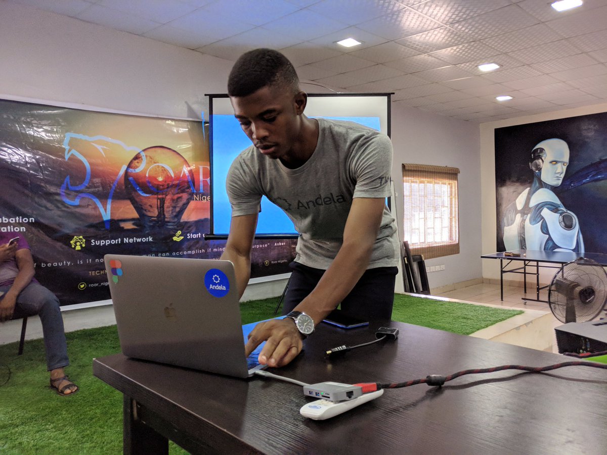 forLoopUNN's tweet photo. @ParadiseKelechi from @Andela_Nigeria
Taking the session on front end and @reactjs
#Hacktheden #forLoopUNN @forLoopUNN https://t.co/apWVNF62pS