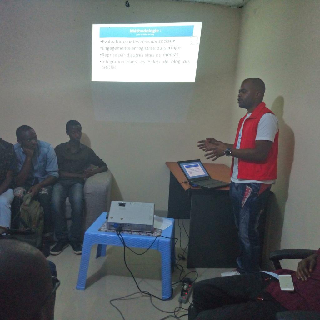 SMupfuni's tweet image. @elvis_katsana en plein exposé au cours du #CafeBlog de ce samedi à #Goma autours de l&apos;impact du blogging dans la communauté. #Blogimpact @habariRDC @CheikhAdhair @ambadrien
