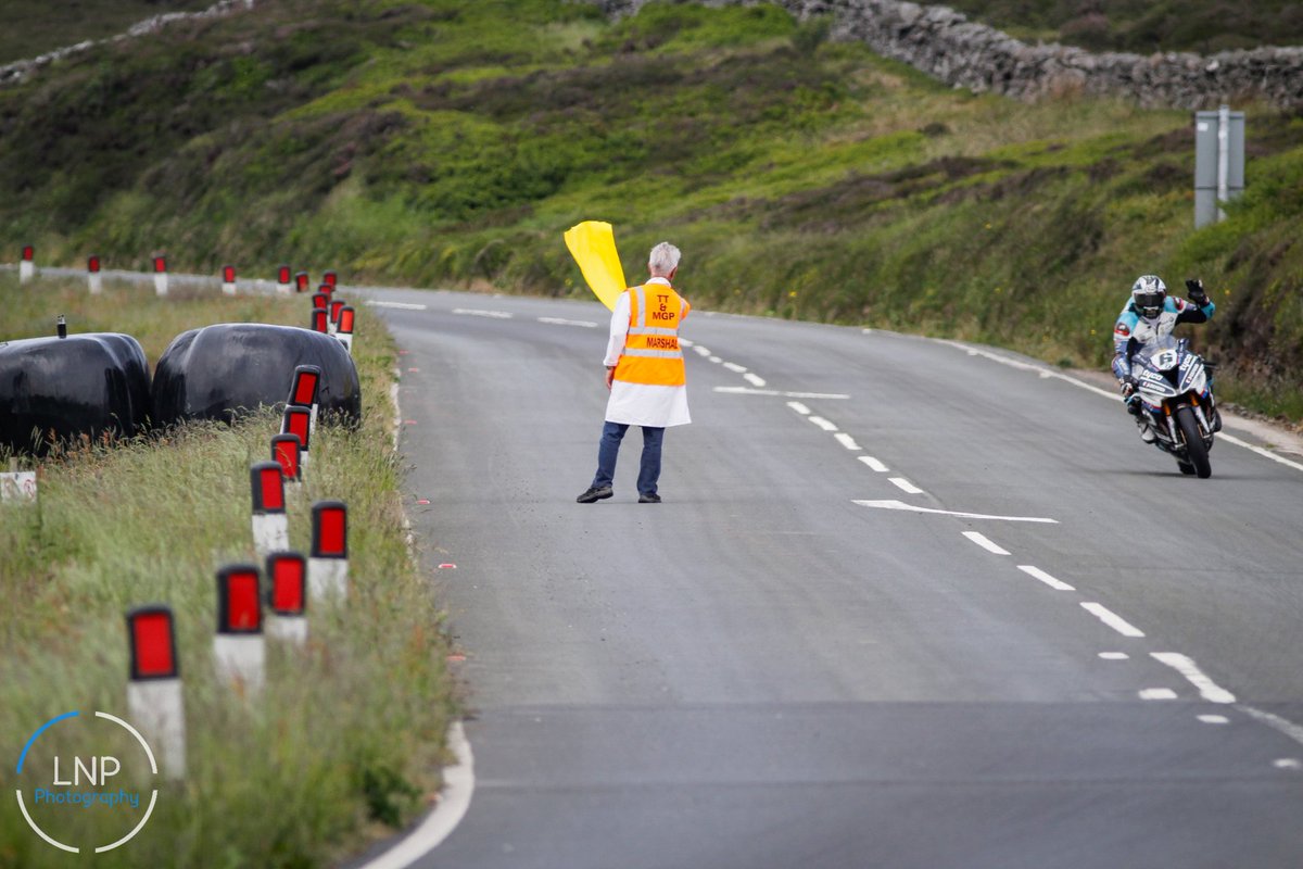 LNP_Photography's tweet image. Nice to see @TycoBMW 's @M_Dunlop3 acknowledging the waved yellows, even in the heat of yesterday's senior 👌 @iom_tt @MotofestIOMTT @iomttma #TT2018 #IOMTT #loveTT #RESPECT