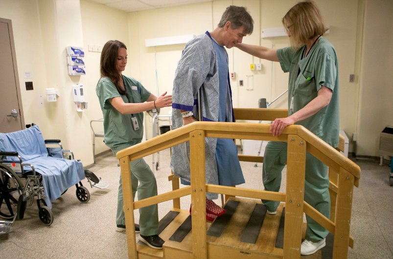 OntariosDoctors's tweet photo. Dr. Amir Khoshbin of @StMikesHospital is using a new hip-replacement technique gets patients back on their feet sooner. #Onhealth #NotaSecondLonger https://t.co/72aQxAHhvb https://t.co/l8ebdNENzP