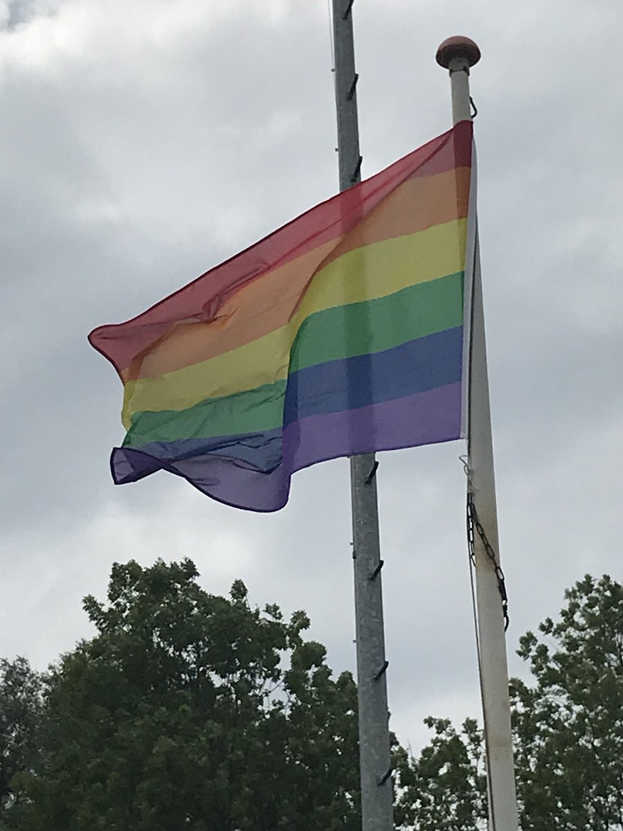 Sportsupport070's tweet photo. De regenboogvlag is gehesen op het Stokroosveld voor meer draagvlak en acceptatie voor de LHBTi-gemeenschap, LHBTi staat voor lesbische vrouwen, homoseksuele mannen, biseksuelen, transgender- en intersekse personen. https://t.co/eFebGZr4HT