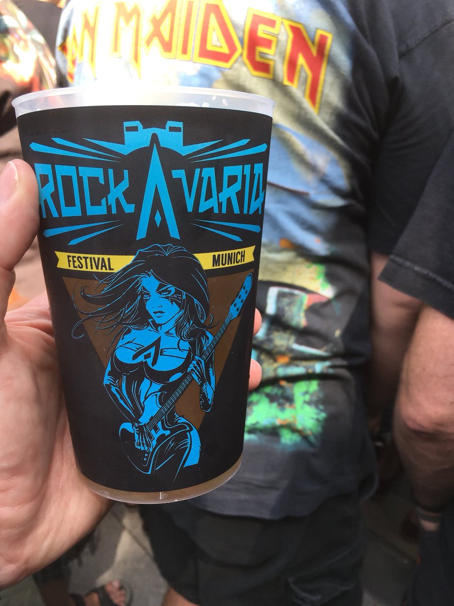 musketeer54's tweet photo. Immerhin nimmt der mobile Zapfer hier seinen Job einigermaßen ernst und macht den Becher vernünftig voll. #RAV2018 https://t.co/i77Se8ux0J