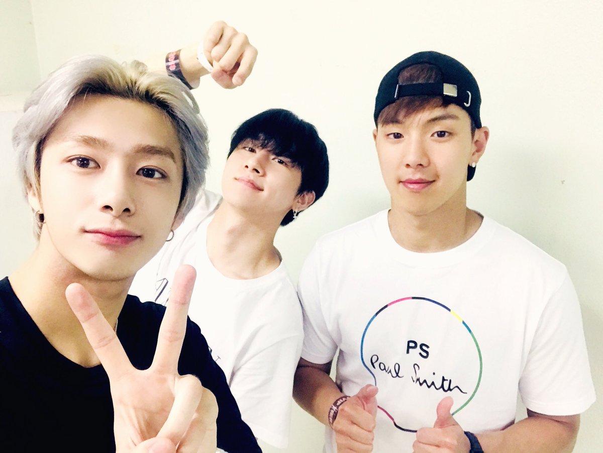 OfficialMONSTAX's tweet photo. [#형원] 오늘 응원해줘서 너무 고맙고 힘 났어요!! 다들 즐거운 주말 보내요 ㅎ나는 이제 다시 몬스타엑스로 돌아가 연습하러어.아 그리고 오늘 응원와준 멤버들.덕분에 흥이 더 났어요. #울트라코리아2018 https://t.co/e2EKtkUrrn