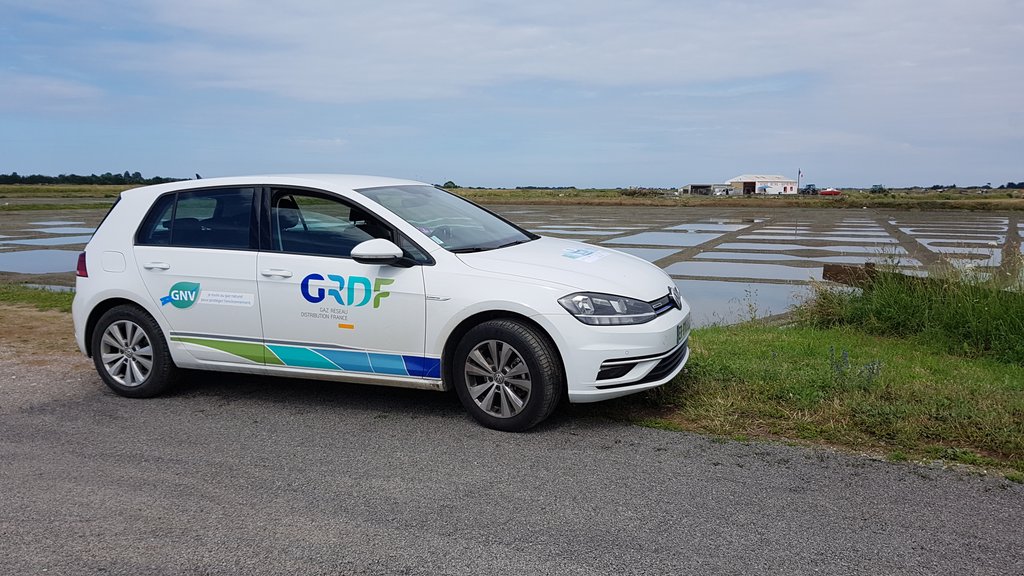 ClaudieGuillou's tweet photo. Le #VendeeEnergieTour @Vendee_ET ça continue aujourd'hui ac le Rallye des Ambassadeurs à @Ile2Noirmoutier ! La team @GRDF fait la route en Golf @vw_france qui roule au #BioGNV !! ♻🐄 poke @SyDEV_85 https://t.co/4KpKXMskeL