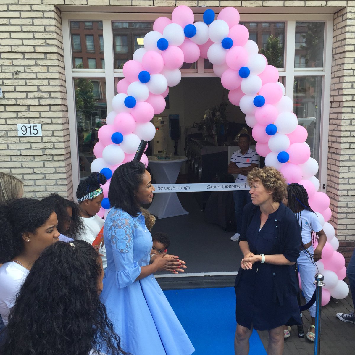 Officiële opening van The Washlounge Almere door Siomara en <a href="/ftdejonge/">Froukje de Jonge</a> in Almere Poort