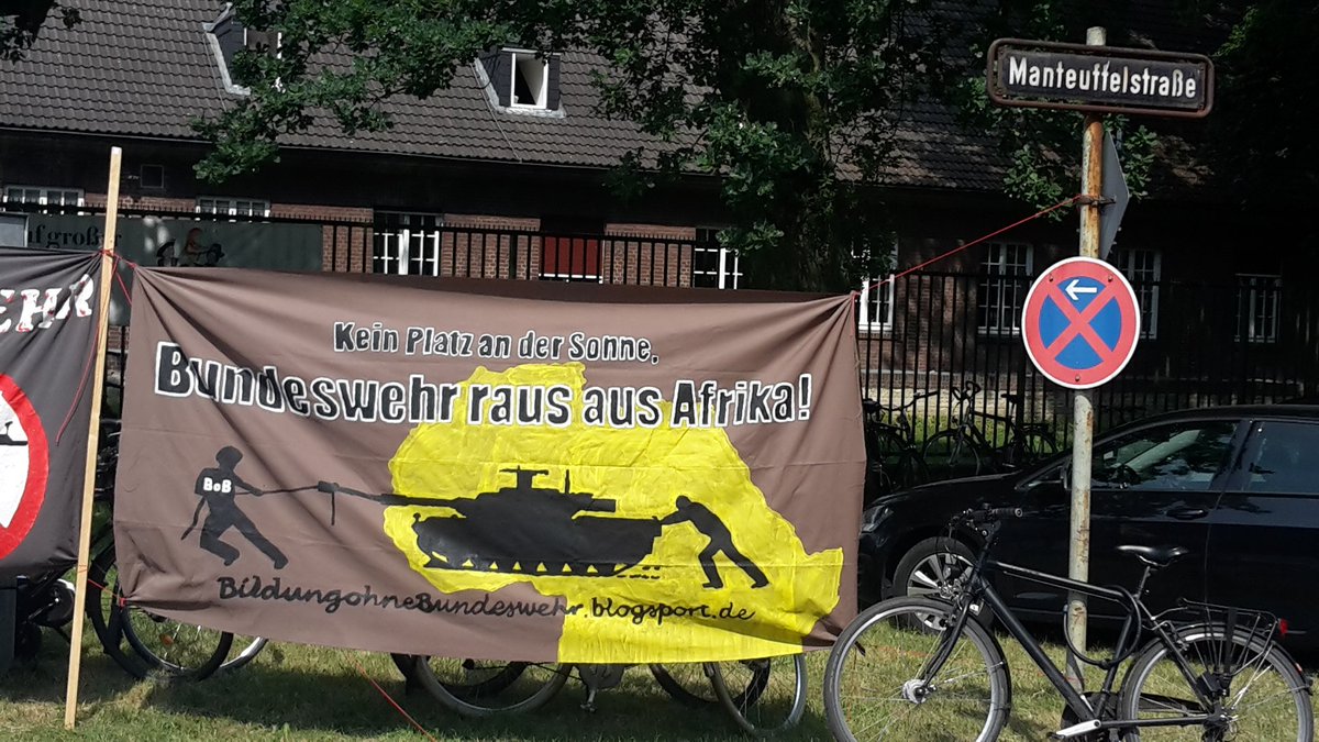 BoB_BW_raus's tweet photo. Beim #TdBw18 in #Hamburg wird in der #Führungsakademie für den Krieg in #Mali geworben. Wir protestieren draußen gegen die Einsätze der #Bundeswehr in #Afrika und im Rest der Welt! https://t.co/yStiRny15q