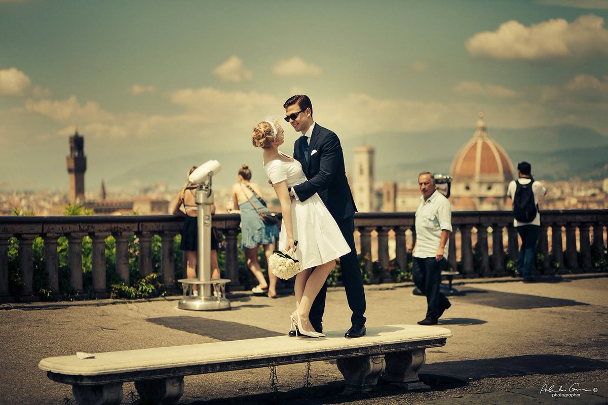 Symbolic ceremony is a perfect choice to celebrate your elopement in Florence #elopementplanning #elopementintuscany #elopementplanner #elopeninlove #elopeinitaly #weddingbang #destinationwedding #destinationwe #lifestylewedding #lifestyleweddings #engagedcouple #marrymenow