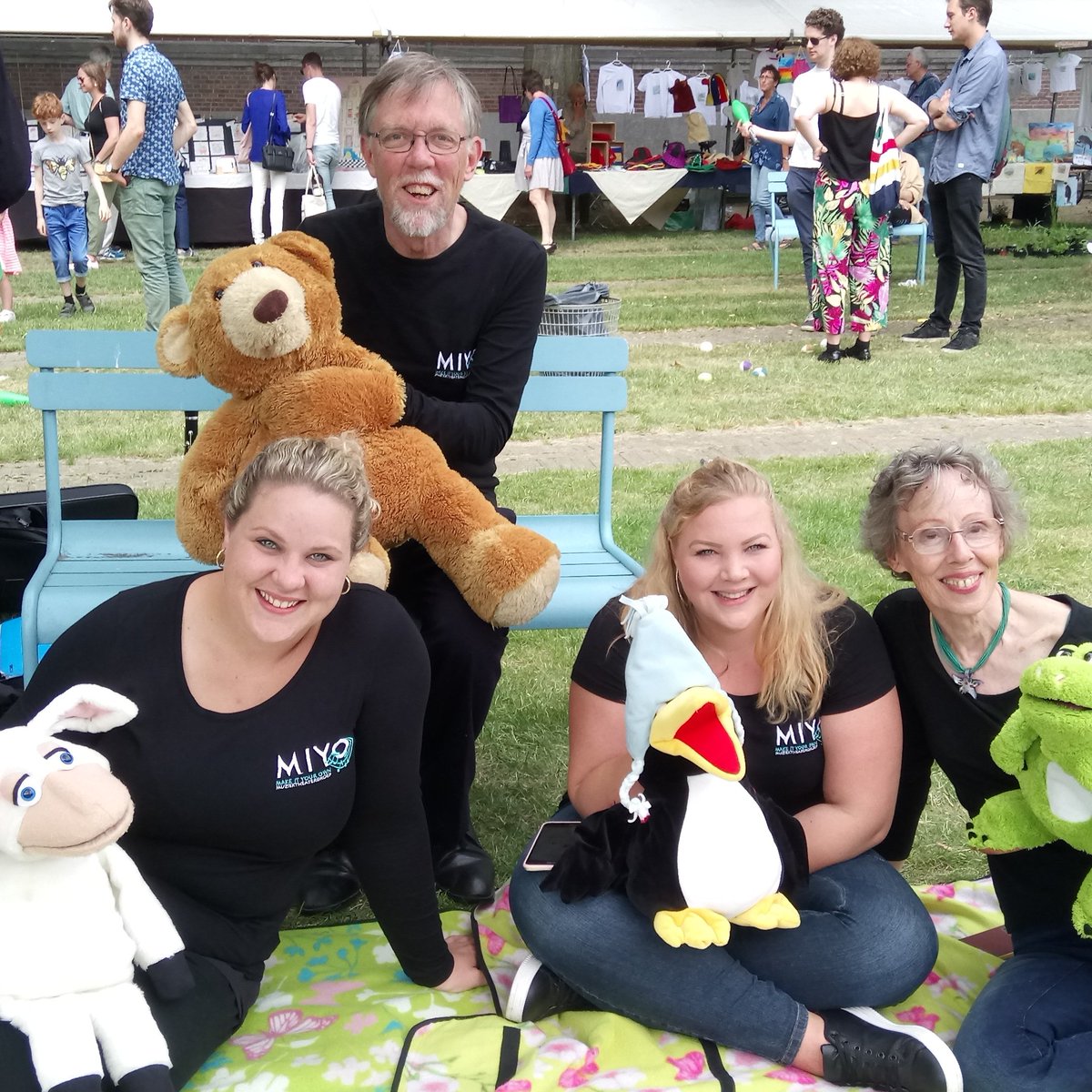 Bijenmarkt was gezellig. Heerlijk gezongen, veel kindertjes, kleurplaten uitgedeeld #leiden #bijenmarkt #kinderliedjes #kinderen
