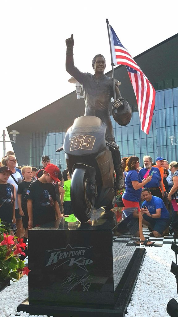 rogerhayden95's tweet photo. Enjoy your day champ 6/9 #nickyhayden #RideOnKentuckyKid #statue https://t.co/22lh6w2Gyx