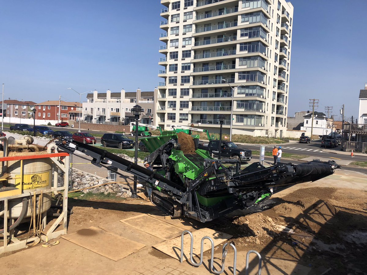 EmeraldESI's tweet image. @Evo_Quip Colt 600 screening sand on the beach in NYC #compactwithimpact