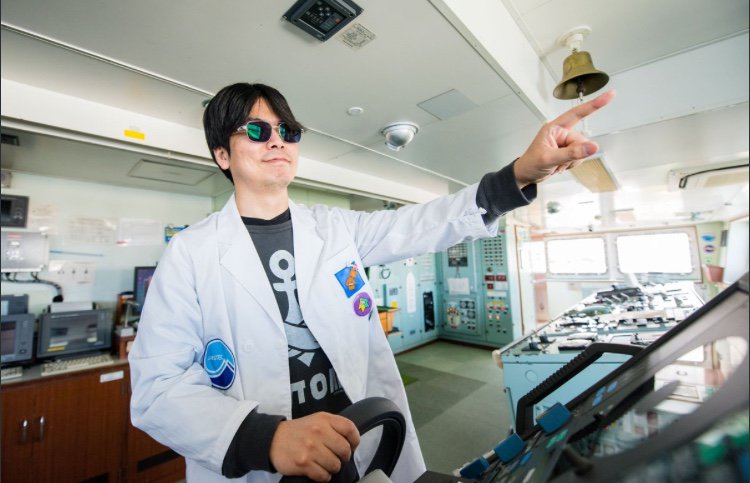 JFreshSplat's tweet photo. Dear parents,

Just because your child is smiling at their phone doesn't mean they have a boyfriend/girlfriend. Maybe they're just looking at pictures of Splatoon’s producer, Hisashi Nogami. https://t.co/KMtKpy9v4C