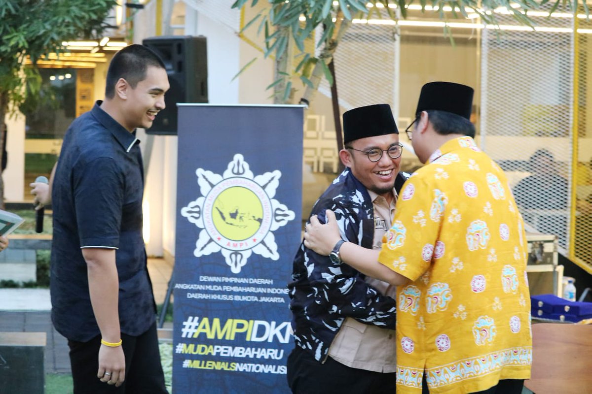 Dahnilanzar's tweet photo. Sore tadi, sy mendapat kehormatan diundang sahabat2 Muda Partai Golkar u/ menyampaikan ceramah jelang buka puasa.  Dihadiahi jaket AMPI dr Ketum Golkar Pak Airlangga. Pesan sy hny satu, "anak2 muda yg berpolitik mari rawat akal sehat dan tinggikan akhlak baik" @pppemudamuh https://t.co/IpkxpSYR1l