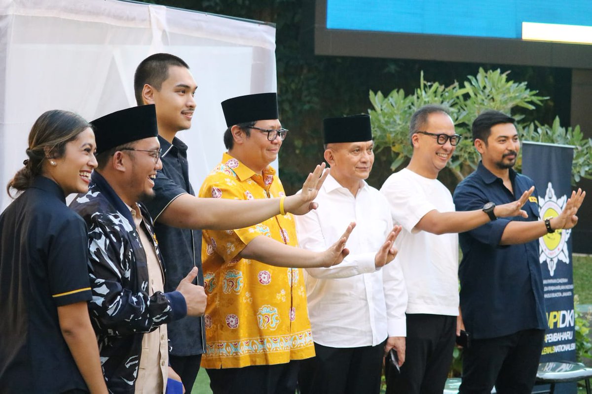 Dahnilanzar's tweet photo. Sore tadi, sy mendapat kehormatan diundang sahabat2 Muda Partai Golkar u/ menyampaikan ceramah jelang buka puasa.  Dihadiahi jaket AMPI dr Ketum Golkar Pak Airlangga. Pesan sy hny satu, "anak2 muda yg berpolitik mari rawat akal sehat dan tinggikan akhlak baik" @pppemudamuh https://t.co/IpkxpSYR1l
